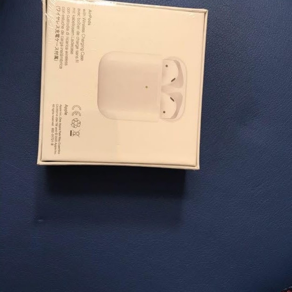 2nd gen Apple Airpods - Picture 2 of 3